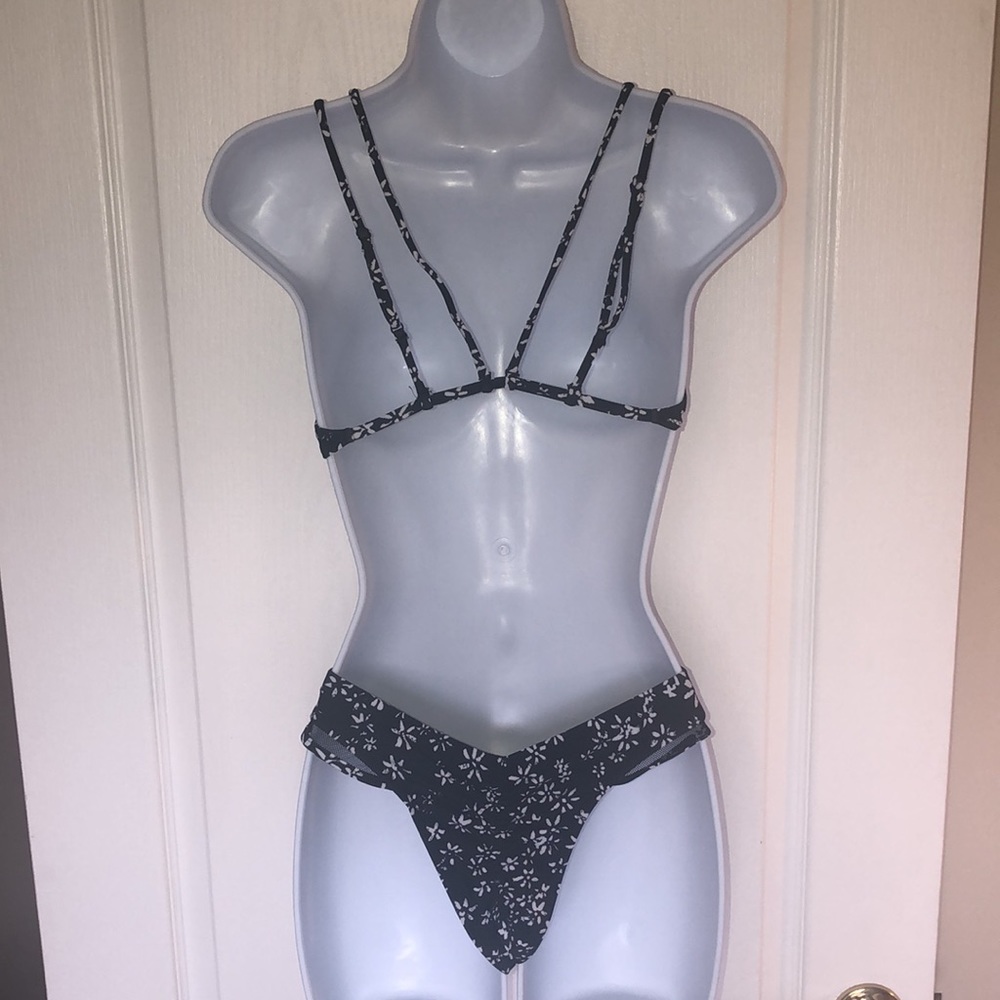 Bikini - Picture 4 of 12